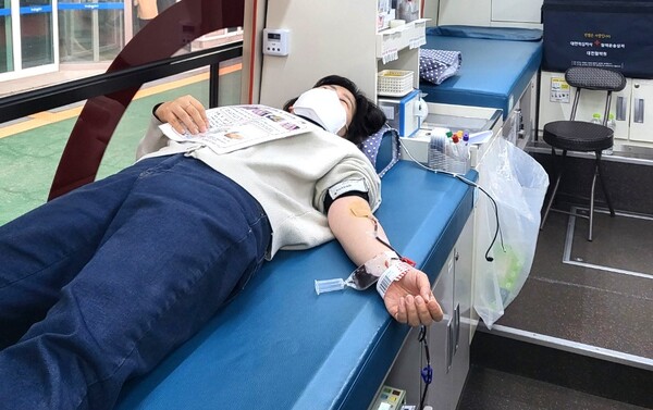 [충청헤럴드 박정하 기자] 대전시는 24일 시청 북문 앞에서 공무원과 시민을 대상으로 생명나눔 사랑의 헌혈 운동을 진행했다고 밝혔다. 이날 헌혈 행사에는 헌혈차 2대가 동원됐으며, 40여 명이 헌혈에 참여했다. 혈액원 관계자는 "코로나19 예방접종의 경우 접종 일로부터 7일 후, 확진자의 경우 격리해제일부터 10일 후 헌혈에 참여할 수 있다"며 "헌혈에 참여를 희망하는 경우 전날 과음·과로를 피하고 당일에는 반드시 식사를 하고 신분증을 지참해 달라"고 당부했다. [자료 제공 대전시]