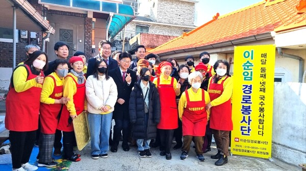 [충청헤럴드 박정하 기자] 이순임경로봉사단은 지난 25일 대덕구 석봉동에 사무실을 개소했다고 27일 밝혔다. 봉사단에 따르면 이날 개소식에는 최충규 구청장과 박영순 국회의원, 송활섭 대전시의원, 유승연 대덕구의원, 안성희 석봉동 동장, 자원봉사센터 최진훈 팀장, 김선호 중리동 주민자치회 회장과 사무국장, 대전보건대학교 이민표 교수와 이형열 교수, 김성학 신탄진 할인마트 대표, 유창길 한국 휴 미선나무 사장 등이 참석해 축하했다. 이순임경로봉사단 관계자는 "지역 주민들의 사랑방 역할을 통해 소통과 나눔봉사 활동을 적극적으로 추진하겠다"고 말했다. [자료 제공 이순임경로봉사단]