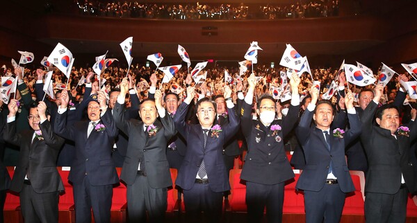 [충청헤럴드 박정하 기자] 충남도는 1일 도청 문예회관에서 김태흠 지사와 보훈단체 및 주요 기관·단체 대표 등 1000여 명이 참석한 가운데, ‘제104주년 3·1절 기념식’을 개최했다고 밝혔다. 김 지사는 기념사를 통해 "한민족의 가슴에 새겨진 불굴의 의지와 민족단결의 3·1운동 정신이 우리의 운명을 바꿨다"며 "국민의 힘을 하나로 모으고 새로운 미래를 개척하는 것이 우리에게 주어진 시대적 소명으로, 상생과 연대를 통한 국민 통합으로 대한민국의 새로운 미래를 열어야 가자”고 강조했다. [자료 제공 충남도]