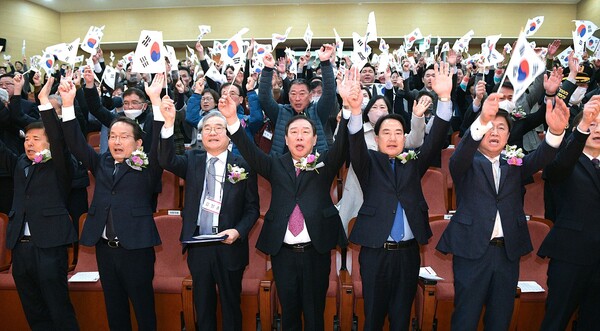 [충청헤럴드 박정하 기자] 세종시는 1일 시청 여민실에서 독립유공자 유족과 광복회원, 주요 내빈 등 300여 명이 참석한 가운데 ‘제104주년 3‧1절 기념행사’를 개최했다고 밝혔다. 최민호 시장은 기념사를 통해 “대한민국의 독립을 위해 목숨을 바친 순국선열과 애국지사의 나라사랑 정신을 기리고, 그날의 숭고한 뜻을 받들어 미래전략수도를 완성해 나가자”고 강조했다. [자료 제공 세종시]