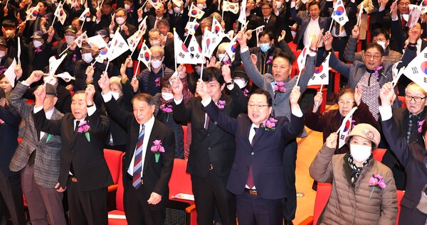 [충청헤럴드 박정하 기자] 대전시는 1일 제104주년 3·1절을 맞아 시청 대강당에서 이장우 시장을 비롯해 애국지사 유가족, 보훈단체, 시민 등 400여 명이 참석한 가운데 기념행사를 갖고 호국선열들의 숭고한 나라사랑 정신을 되새겼다고 밝혔다. 이 시장은 기념사를 통해 “선열들의 고귀한 희생 덕분에 우리가 자주독립과 번영, 자유를 누릴 수 있어 감사하다”면서 “3·1운동 정신을 이어받아 일류경제도시 대전, 대한민국 과학수도 대전을 향한 담대한 도전이 실현될 수 있도록 쉼없이 나아가겠다”고 말했다. [자료 제공 대전시]