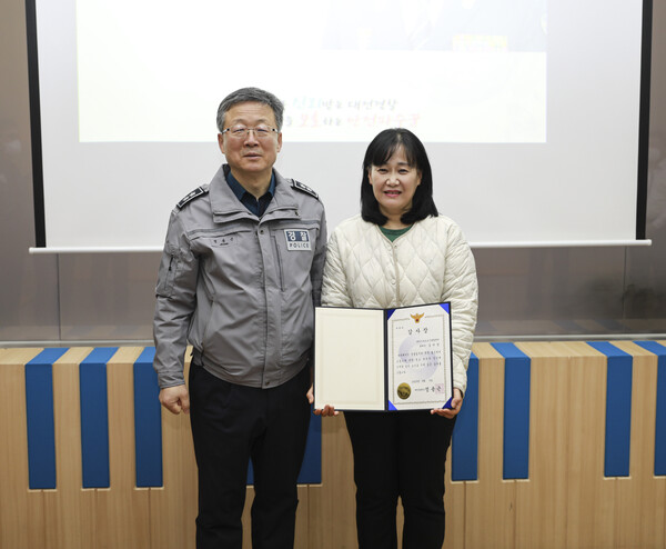 [충청헤럴드 박 해 기자] 대전경찰청은 심야 주택가 차량털이 피혐의자 검거에 유공이 있는 스마트도시통합센터 CCTV 관제사 김○○씨에게 포상했다고 5일 밝혔다.김○○ 관제사는 CCTV 실시간 모니터링 중 2월 28일 01:48경 동구 우암로 도로변에 주차된 차량의 문을 열고 다니는 사람을 발견하고 112순찰차에 신속히 전파하여 현장에서 피혐의자를 검거하는데 신속한 현장정보를 제공했다. 정용근 대전경찰청장은 "대전은 과학도시로 범죄예방을 위해 CCTV 관제센터의 역할이 중요하다"며 "시민의 안전을 위해 노력해 줄 것을 바란다"고 말했다.[자료 제공 대전경찰청]