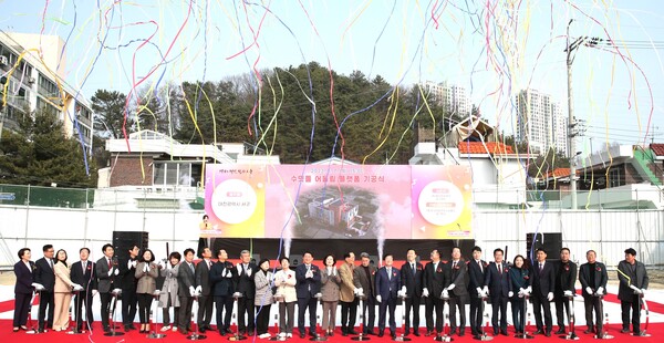 [충청헤럴드 박정하 기자] 서구는 7일 정림동 일원에서 '수밋들 어울림 플랫폼' 기공식을 열었다고 밝혔다. 구에 따르면 수밋들 어울림 플랫폼에는 지역주민을 위한 문화·돌봄·주차시설과 가족센터가 들어서 주민 문화·편의 공간과 생활 인프라가 조성될 계획이다. 2024년 8월 준공을 목표로 총사업비 194억 원을 투입해 옛 롯데마트 부지에 지하 2층, 지상 4층 규모로 건립된다. 서철모 구청장은 “수밋들 어울림 플랫폼은 주민 커뮤니티 공간이자 문화, 창업, 돌봄, 가족 소통 공간으로 지역주민 삶의 질을 높일 것으로 기대된다”고 말했다. [자료 제공 서구]