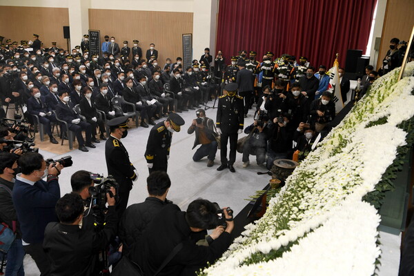 남화영 소방청장 직대는 9일 오전 전북 김제시 국립청소년농생명센터에 마련된 김제 화재 현장서 순직한 故성공일 소방공무원 영결식을 거행했다. 영결식은 전라북도장으로 엄수됐으며, 유가족과 내·외빈 동료 소방관 등 500여명이 참석했다. 고인은 국립대전현충원에 안장돼 영면한다.[자료 제공 소방청]