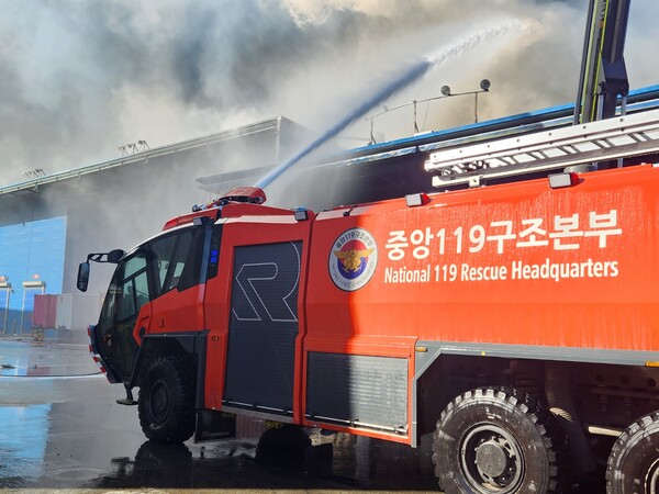 [충청헤럴드 박  해 기자] 소방청은 3월 12일 밤 발생한 대전 한국타이어 공장화재 진압을 위해 중앙119구조본부 울산119화학구조센터 대용량포방사시스템을 배치해 가동했다.[자료 제공 소방청]