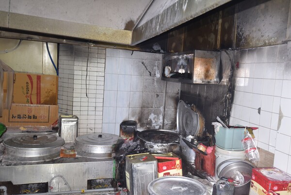 [충청헤럴드 박 해 기자] 한국타이어 대전공장 화재 악몽이 채 가시기 전에 대형화재로 이어질 수 있었던 화재 상황을 중앙시장 내 정원상가 상인회장의 신속한 대응으로 큰 불을 막아 훈훈한 감동을 주고 있다. 대전동부소방서에 따르면 17일 오전 6시40분경 중앙시장내 00식당 영업주가 새벽에 출근해 가스 화덕에 불을 지피고 배달을 나간 사이 인근 가연물로 불이 옮겨붙은 것으로 추정되는 화재가 발생했다. 화재가 발생하고 중앙시장 내 설치된 자동화재속보설비에서 119종합상황실로 화재신고가 접수됐다. 대형화재로 확대될 수 있었던 상황에서 시장을 순찰 중이던 강신학 상인회장(남, 63세)은 신속하게 상가 출입문을 개방, 소화기를 이용해 초기진화를 실시했으며, 소방대가 출동해 안전조치를 취하고 화재를 진압했다. 강신학 상인회장은“평소 동부소방서와 전통시장의 화재예방을 위하여 시장상인과의 소방훈련 덕분으로 대형화재를 미연에 방지할 수 있었다”고 말했다. [자료 제공 대전시]