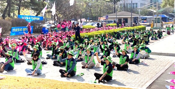 차별 철폐를 촉구하고 있는 학교비정규직 노동자들. [충청헤럴드 박정하 기자]
